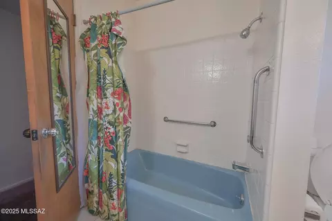 Bath - 830 E Halcyon Rd, Tucson, AZ 85719 photo 2 of 3