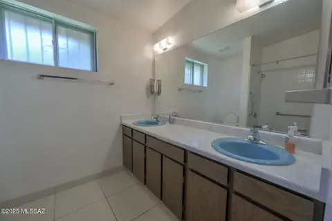 Bath - 830 E Halcyon Rd, Tucson, AZ 85719 photo 1 of 3