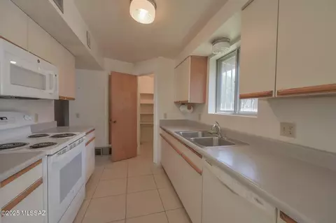 Kitchen - 830 E Halcyon Rd, Tucson, AZ 85719 photo 2 of 3