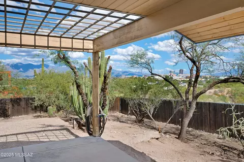 202 Sentinel Peak Rd S, Tucson, AZ 85745