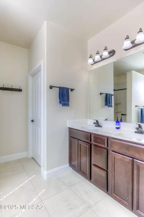 Bath - 10838 E Painted Mesa Pl, Vail, AZ 85641 photo 1 of 4