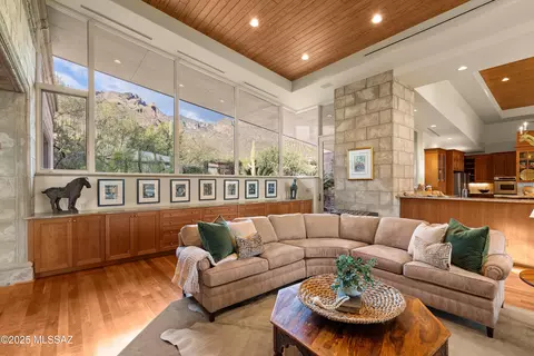7301 N Secret Canyon Dr, Tucson, AZ 85718