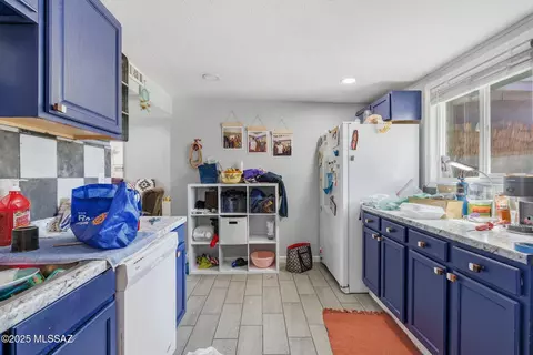 Kitchen - 3738 E Shepherd Pl, Tucson, AZ 85713 photo 1 of 3