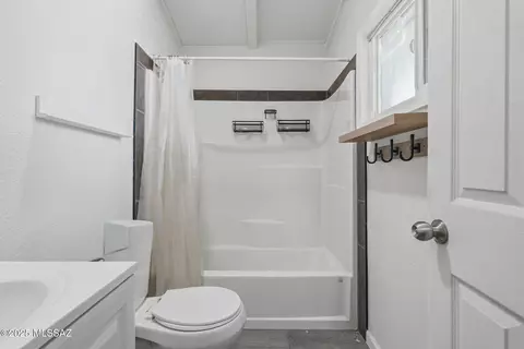 Bath - 3738 E Shepherd Pl, Tucson, AZ 85713 photo 3 of 3