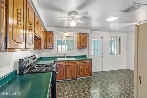 Kitchen - 4440 E Drexel Rd, Tucson, AZ 85706 photo 2 of 4