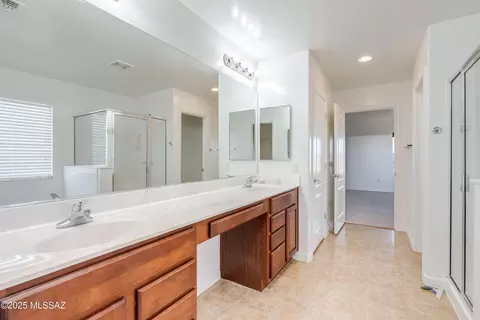 Bath - 17033 S Mesa Shadows Dr, Vail, AZ 85641 photo 3 of 5