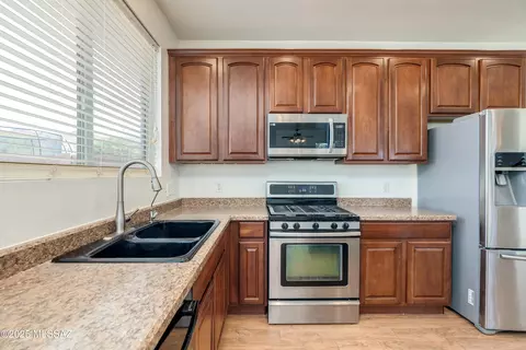 Kitchen - 17033 S Mesa Shadows Dr, Vail, AZ 85641 photo 3 of 6