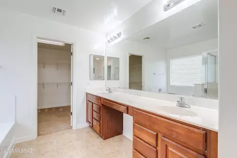 Bath - 17033 S Mesa Shadows Dr, Vail, AZ 85641 photo 2 of 5