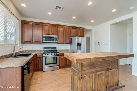 Kitchen - 17033 S Mesa Shadows Dr, Vail, AZ 85641 photo 2 of 6