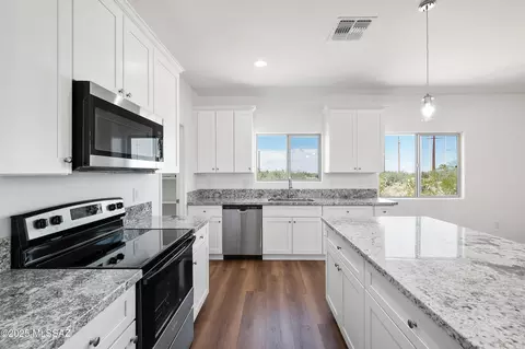 Kitchen - 3152 E Andrada Rd, Vail, AZ 85641 photo 5 of 7