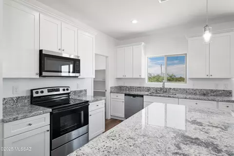 Kitchen - 3152 E Andrada Rd, Vail, AZ 85641 photo 4 of 7