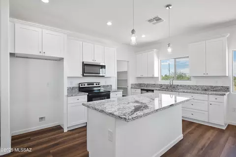Kitchen - 3152 E Andrada Rd, Vail, AZ 85641 photo 3 of 7