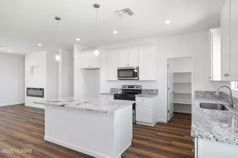 Kitchen - 3152 E Andrada Rd, Vail, AZ 85641 photo 2 of 7