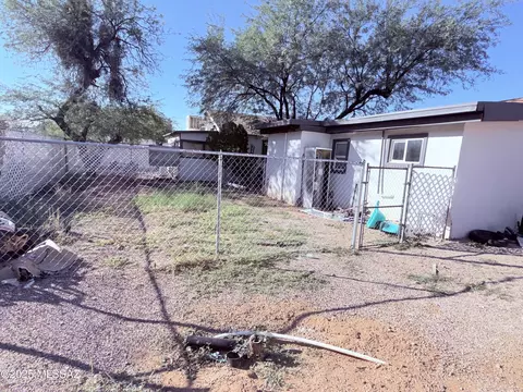 Exterior - 525 E Navajo Rd, Tucson, AZ 85705 photo 4 of 8