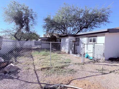 Exterior - 525 E Navajo Rd, Tucson, AZ 85705 photo 7 of 8