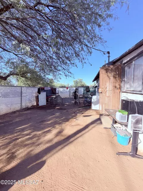 Exterior - 525 E Navajo Rd, Tucson, AZ 85705 photo 5 of 8