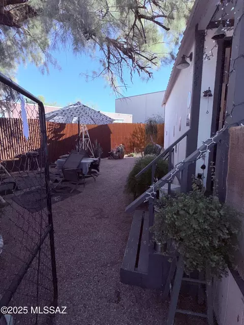 Exterior - 525 E Navajo Rd, Tucson, AZ 85705 photo 6 of 8