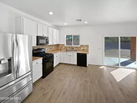 Kitchen - 5097 E Fishhook Ct, Tucson, AZ 85756 photo 2 of 2