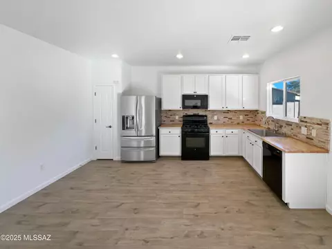 Kitchen - 5097 E Fishhook Ct, Tucson, AZ 85756 photo 1 of 2