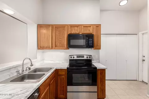 Kitchen - 2537 E Chisel Ct, Oro Valley, AZ 85755 photo 2 of 4