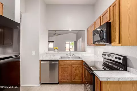 Kitchen - 2537 E Chisel Ct, Oro Valley, AZ 85755 photo 4 of 4