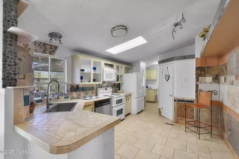 Kitchen - 1550 W Eagle Way, Amado, AZ 85645 photo 4 of 5