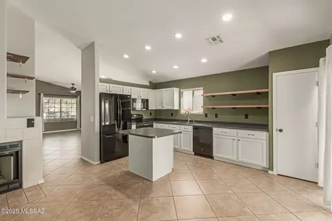 Kitchen - 9494 E Paseo Del Parque, Tucson, AZ 85747 photo 2 of 3