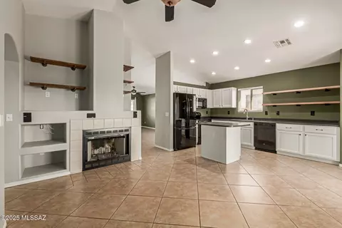 Kitchen - 9494 E Paseo Del Parque, Tucson, AZ 85747 photo 1 of 3