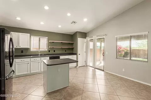 Kitchen - 9494 E Paseo Del Parque, Tucson, AZ 85747 photo 3 of 3