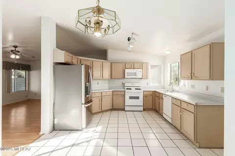 Kitchen - 7973 S Teaberry Ave, Tucson, AZ 85747 photo 2 of 5
