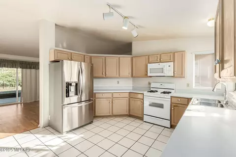 Kitchen - 7973 S Teaberry Ave, Tucson, AZ 85747 photo 4 of 5