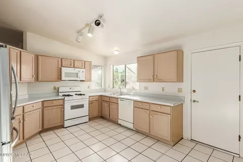 Kitchen - 7973 S Teaberry Ave, Tucson, AZ 85747 photo 5 of 5