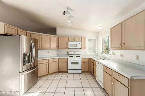 Kitchen - 7973 S Teaberry Ave, Tucson, AZ 85747 photo 3 of 5