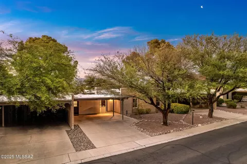 8133 E Renaud Ln, Tucson, AZ 85710