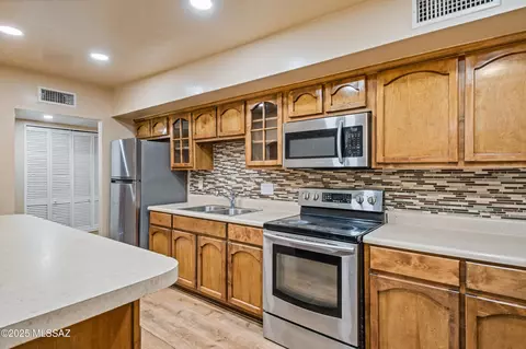 2002 E Pinon Dr, Tucson, AZ 85706