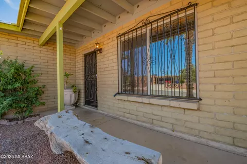 Exterior - 2002 E Pinon Dr, Tucson, AZ 85706 photo 6 of 7