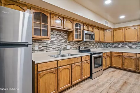 Kitchen - 2002 E Pinon Dr, Tucson, AZ 85706 photo 4 of 4
