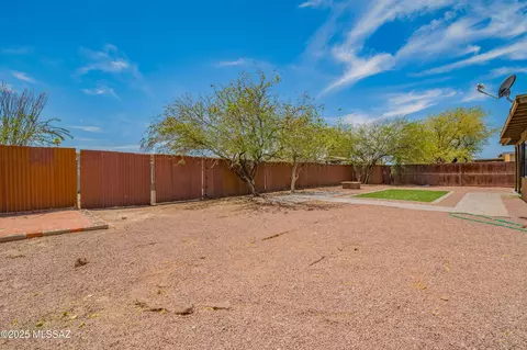 Exterior - 2002 E Pinon Dr, Tucson, AZ 85706 photo 4 of 7