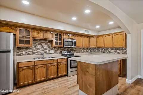 Kitchen - 2002 E Pinon Dr, Tucson, AZ 85706 photo 3 of 4