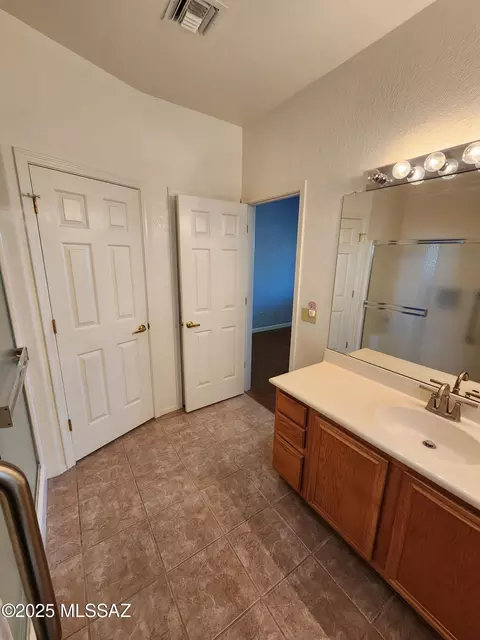 Bath - 7349 E Maritime Dr, Tucson, AZ 85756 photo 2 of 3