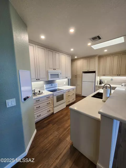 Kitchen - 7349 E Maritime Dr, Tucson, AZ 85756 photo 4 of 5
