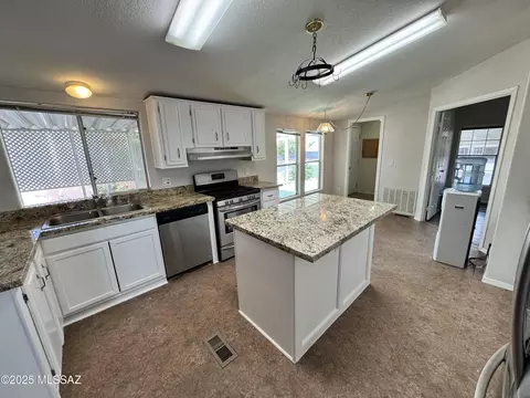 7654 W Edgestone St, Tucson, AZ 85735