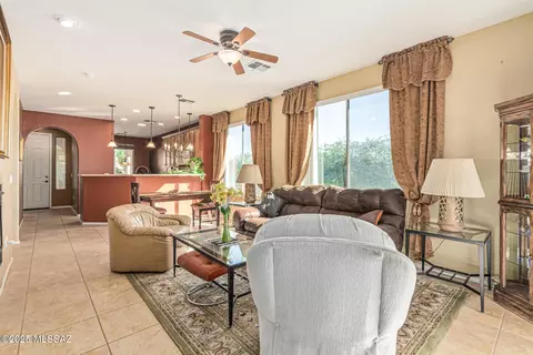 423 W Chardin Dr, Green Valley, AZ 85614