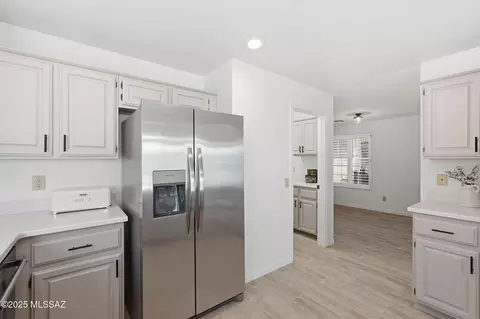 Kitchen - 64384 E Round Robin Ln, Tucson, AZ 85739 photo 4 of 10