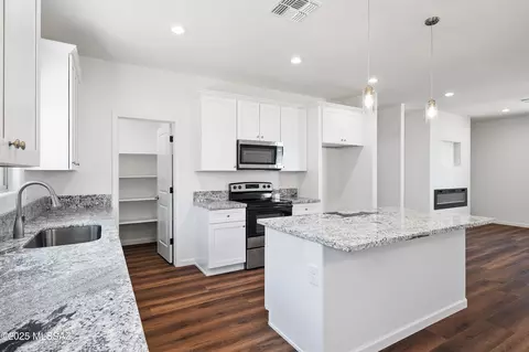 Kitchen - 3166 E Andrada Rd, Vail, AZ 85641 photo 3 of 7