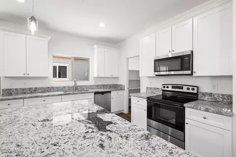 Kitchen - 3166 E Andrada Rd, Vail, AZ 85641 photo 4 of 7
