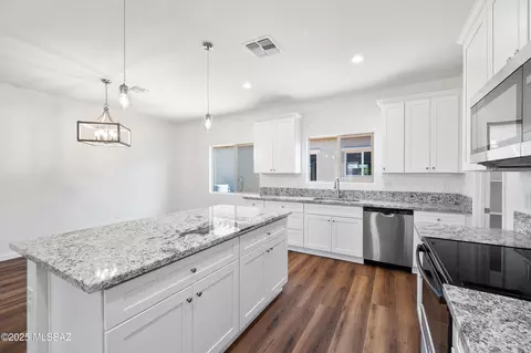 Kitchen - 3166 E Andrada Rd, Vail, AZ 85641 photo 6 of 7