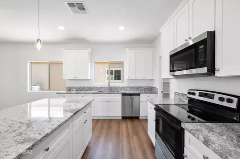 Kitchen - 3166 E Andrada Rd, Vail, AZ 85641 photo 5 of 7