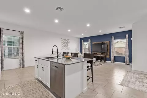 Kitchen - 12767 E Joffroy Dr, Vail, AZ 85641 photo 3 of 5