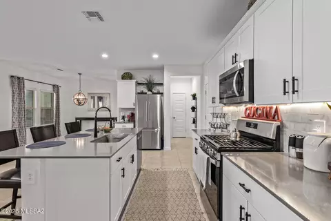 Kitchen - 12767 E Joffroy Dr, Vail, AZ 85641 photo 4 of 5